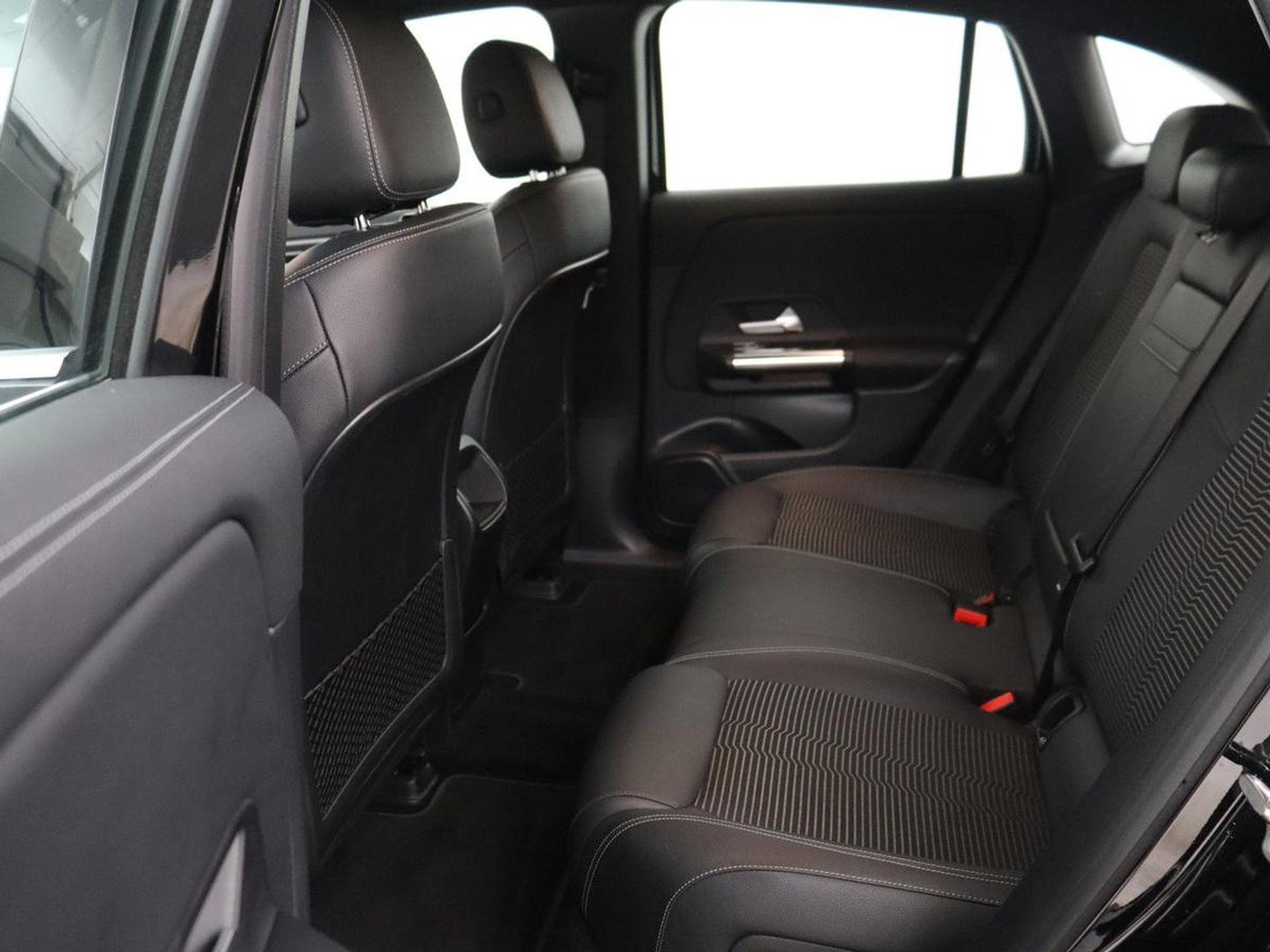Mercedes-Benz EQA 250 Business Solution Luxury 67 kWh | SOH 95,3% | Half leder | Stoelverwarming | Adaptive cruise | Camera | Park assist | Sfeerverlichting
