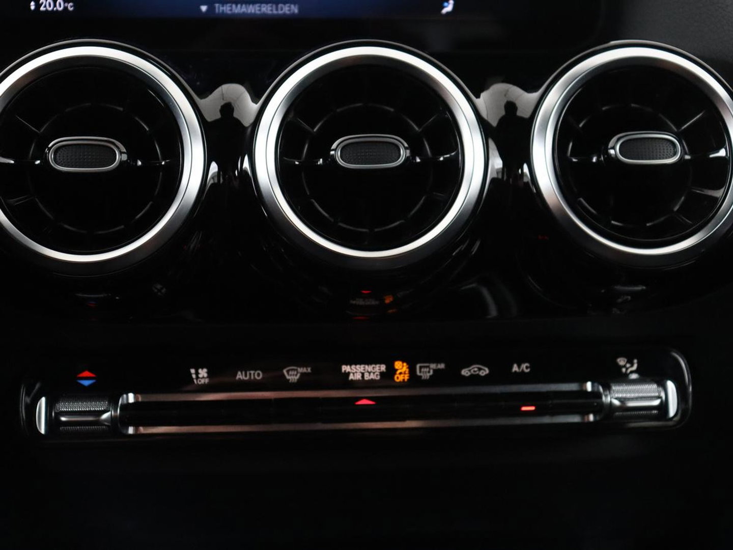 Mercedes-Benz GLA 200 Style | Half leder | Stoelverwarming | Trekhaak | Cruise control | Camera | Park assist | Carplay | Sfeerverlichting