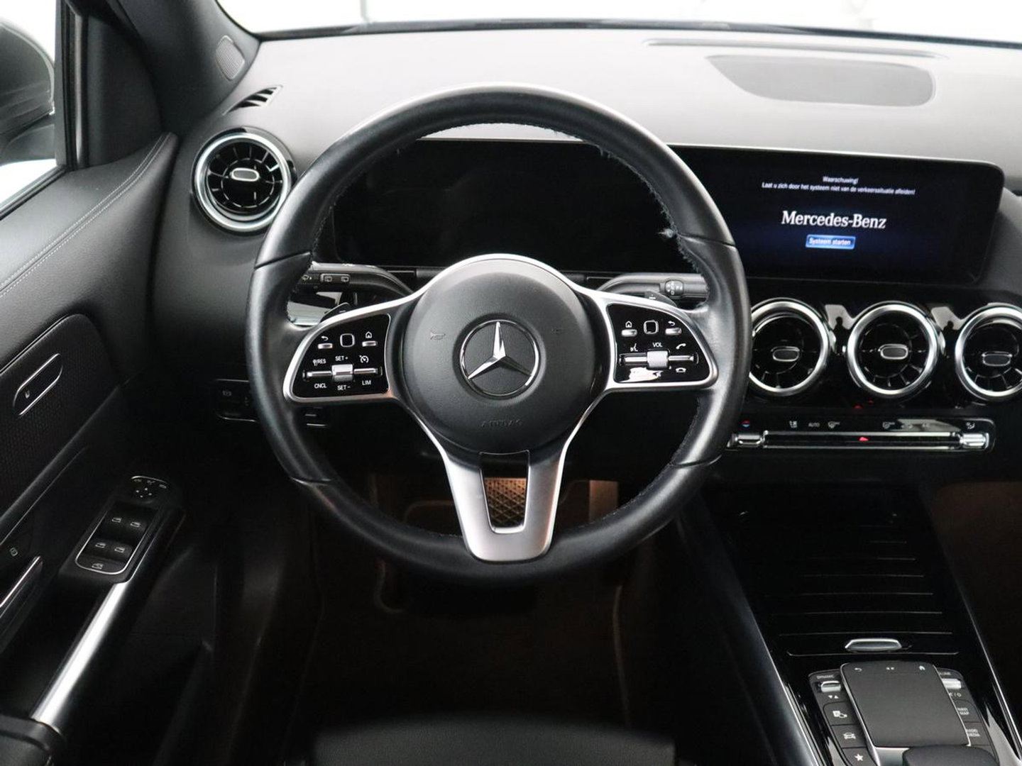 Mercedes-Benz GLA 200 Style | Half leder | Stoelverwarming | Trekhaak | Cruise control | Camera | Park assist | Carplay | Sfeerverlichting