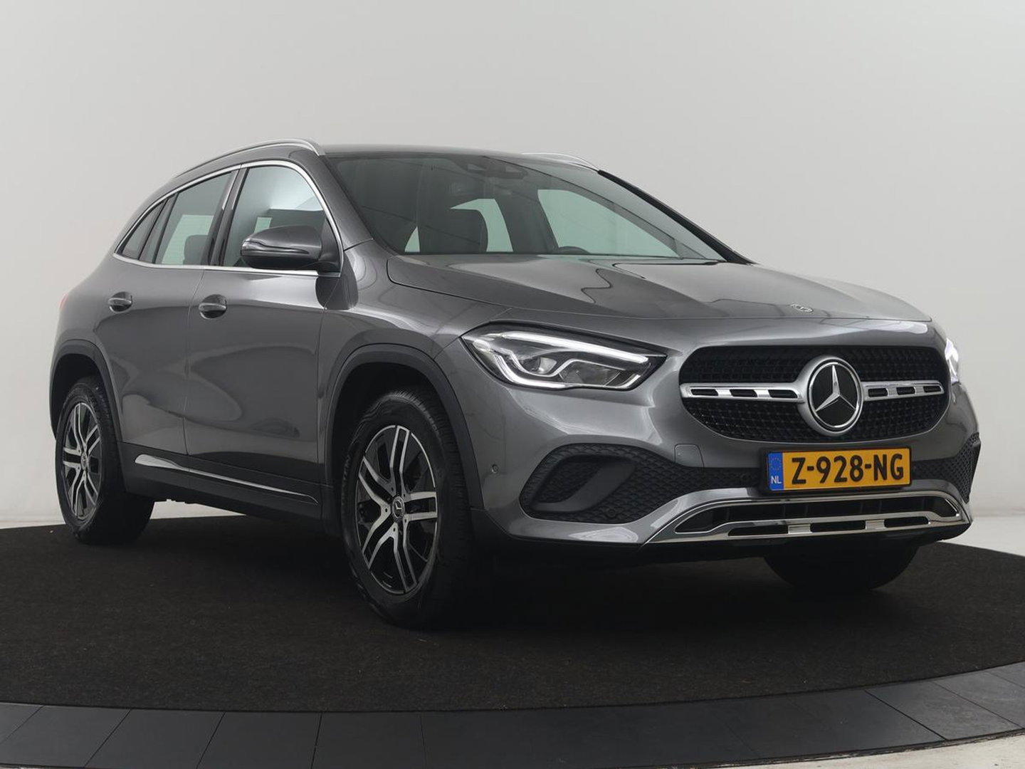 Mercedes-Benz GLA 200 Style | Half leder | Stoelverwarming | Trekhaak | Cruise control | Camera | Park assist | Carplay | Sfeerverlichting