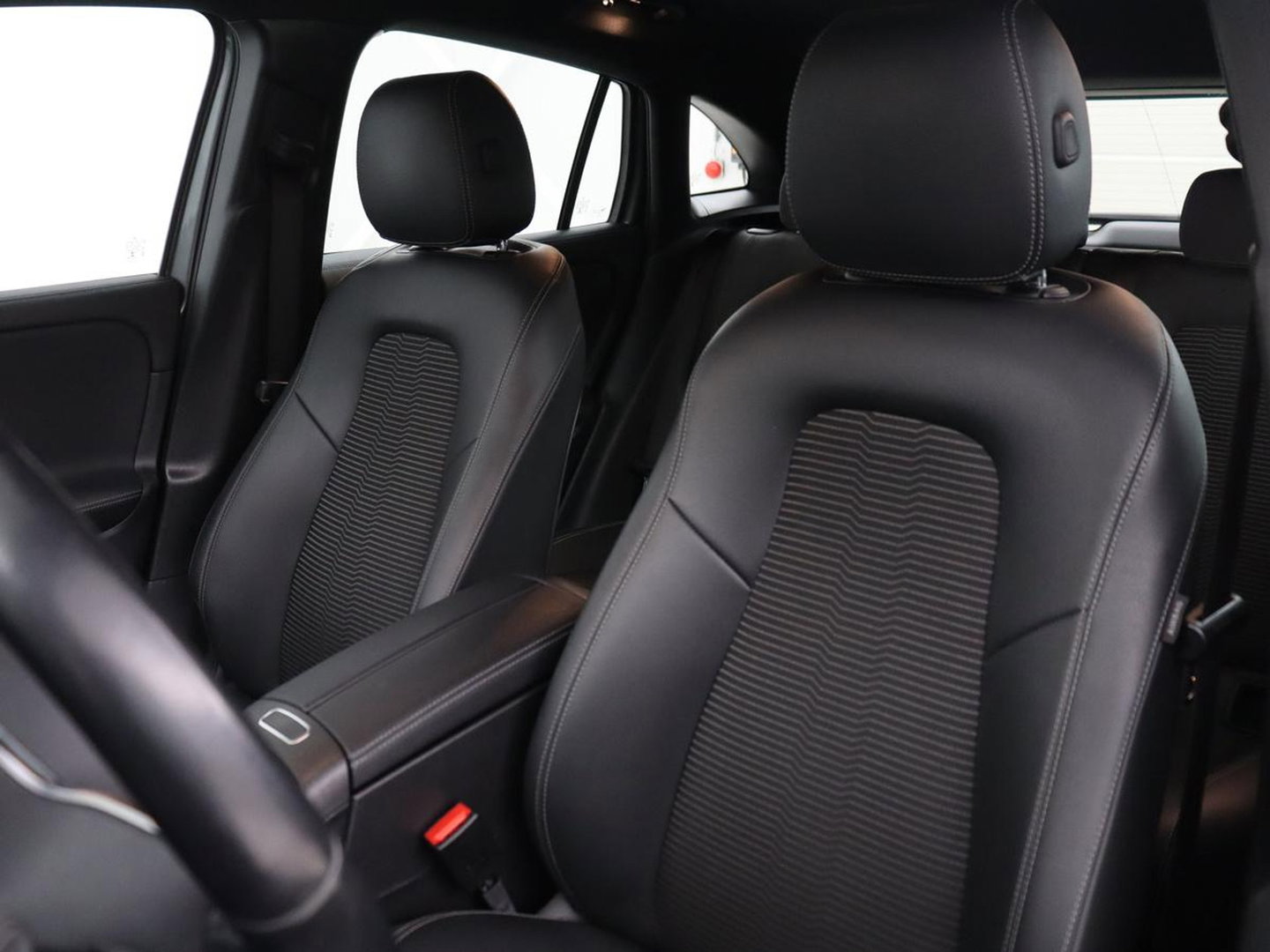 Mercedes-Benz GLA 200 Style | Half leder | Stoelverwarming | Trekhaak | Cruise control | Camera | Park assist | Carplay | Sfeerverlichting