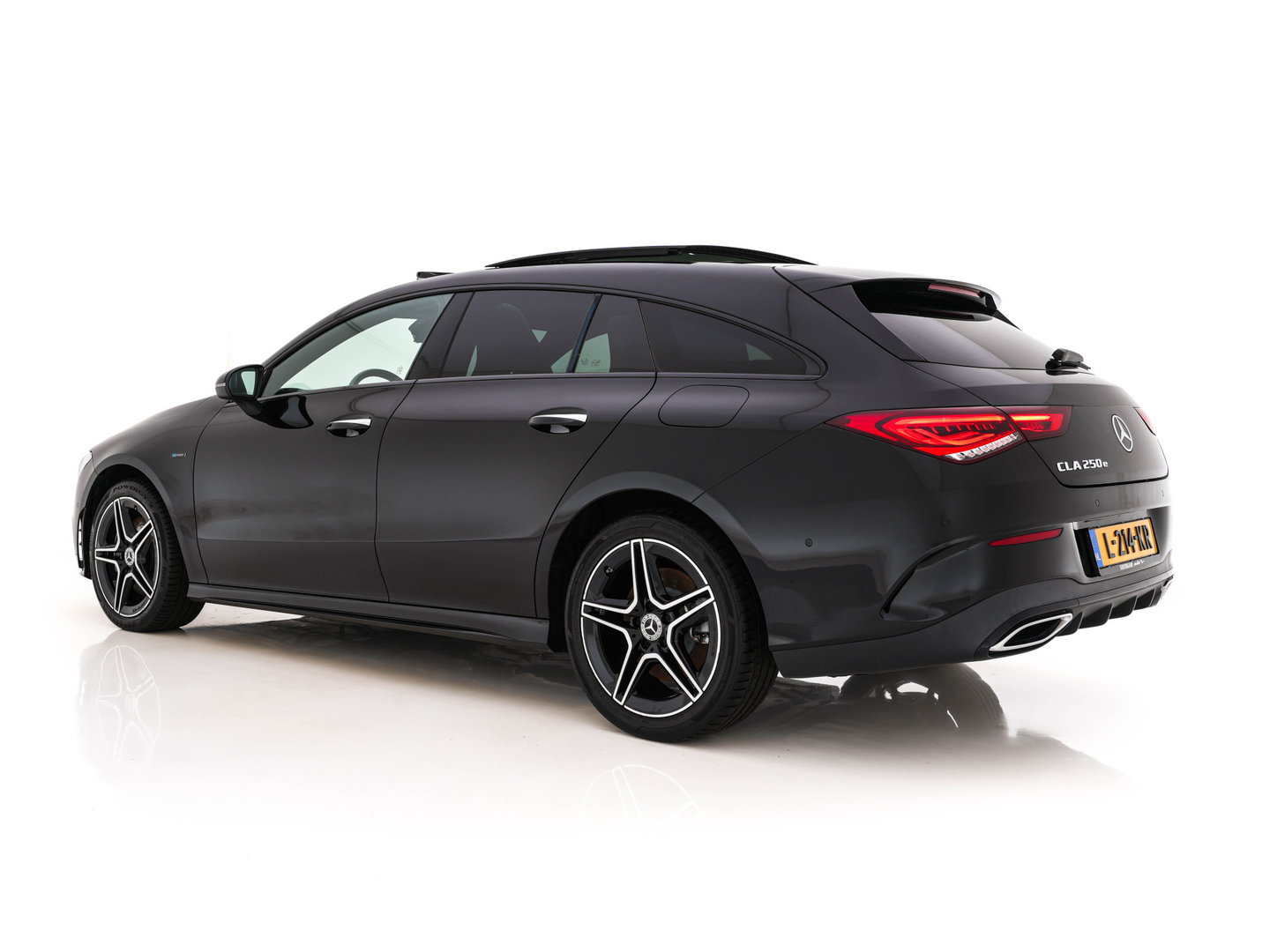 Mercedes-Benz CLA-Klasse Shooting Brake 250 e AMG-Styling Limited Business Solution (Plug-in) {SoH-95%} (INCL-BTW) Aut. *PANO | LEATHER-MICROFIBRE | MEMORY-PACK | MULTIBEAM-LED | BLINDSPOT | HEATED-SPORTSEATS | AMBIENTLIGHT | KEYLESS | DIGI-COCKPIT | DAB+ | NAVI-FULLMAP | CAMERA