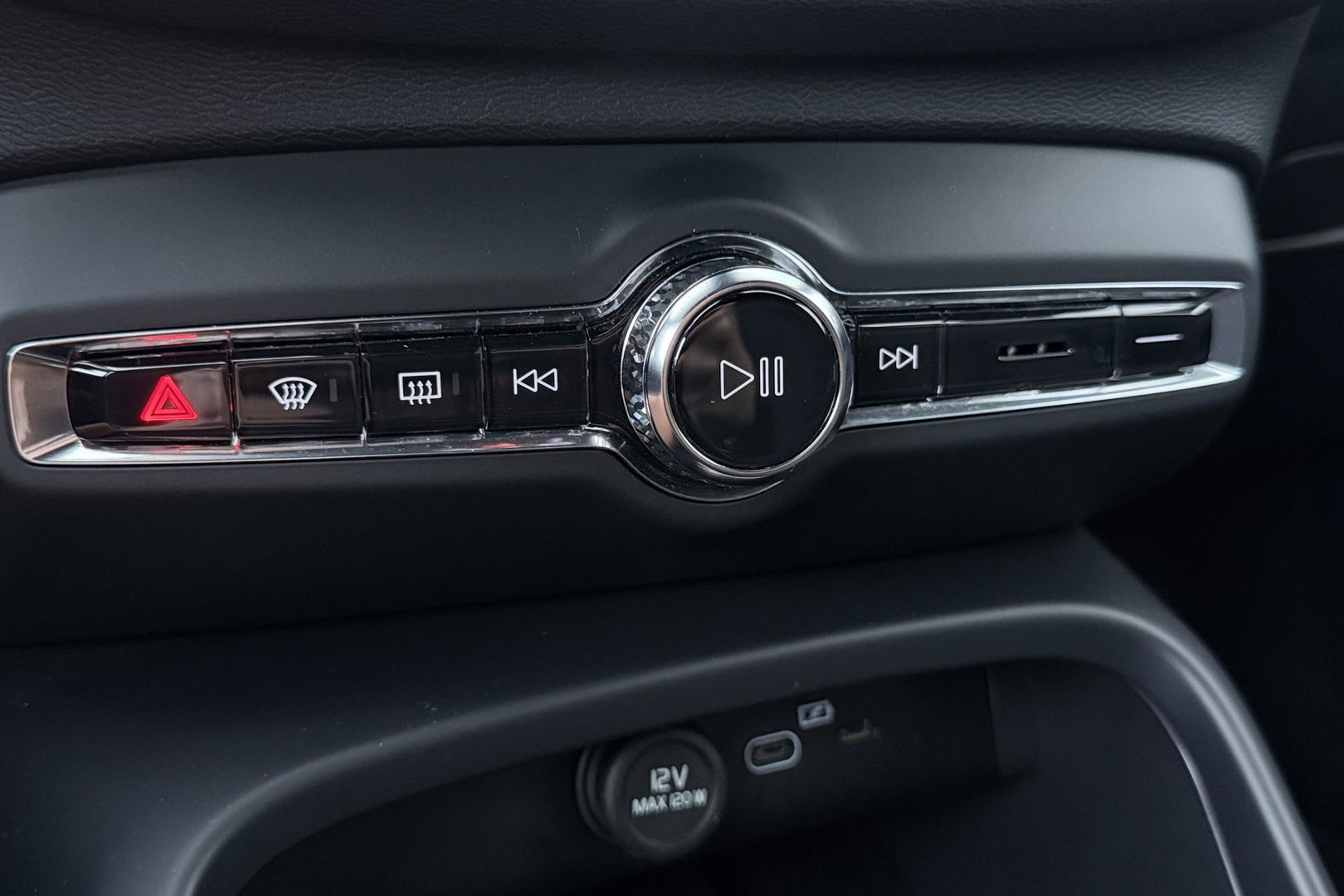 Volvo XC40 Single Motor Extened Range Core | 82 kWh | Trekhaak | Camera | Getint glas | Cruise Control | 19 Inch