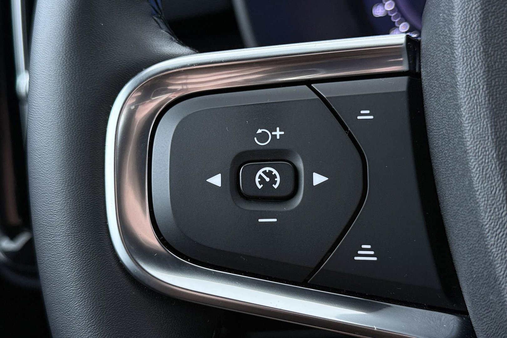 Volvo XC40 Single Motor Extened Range Core | 82 kWh | Trekhaak | Camera | Getint glas | Cruise Control | 19 Inch