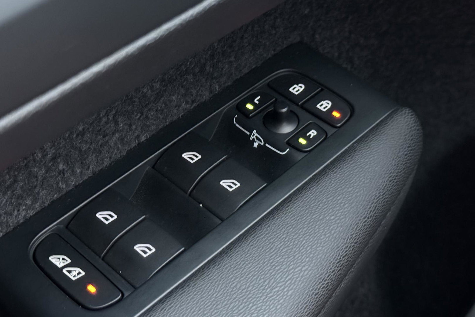 Volvo XC40 Single Motor Extened Range Core | 82 kWh | Trekhaak | Camera | Getint glas | Cruise Control | 19 Inch