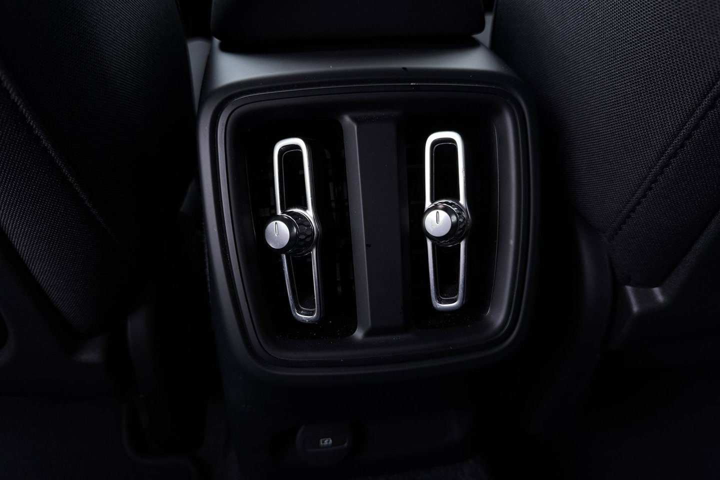 Volvo XC40 Single Motor Extened Range Core | 82 kWh | Trekhaak | Camera | Getint glas | Cruise Control | 19 Inch