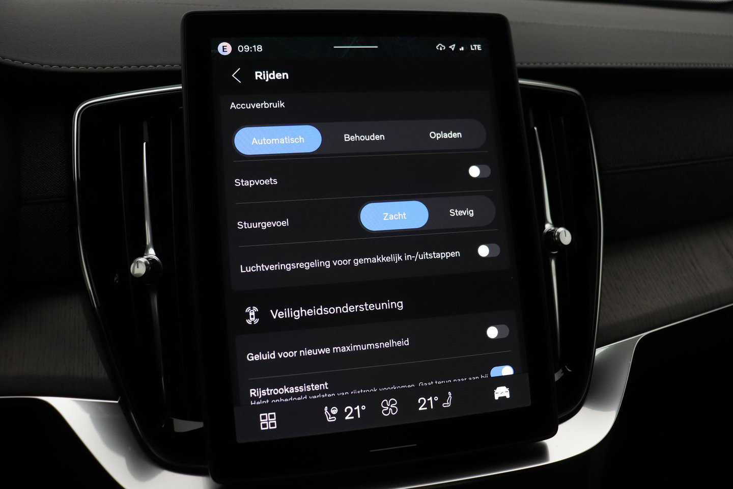 Volvo XC90 T8 Ultra Dark | Luchtvering | Bowers&Wilkins | 22 Inch | Panoramadak | Trekhaak | 360° Camera | Head-Up