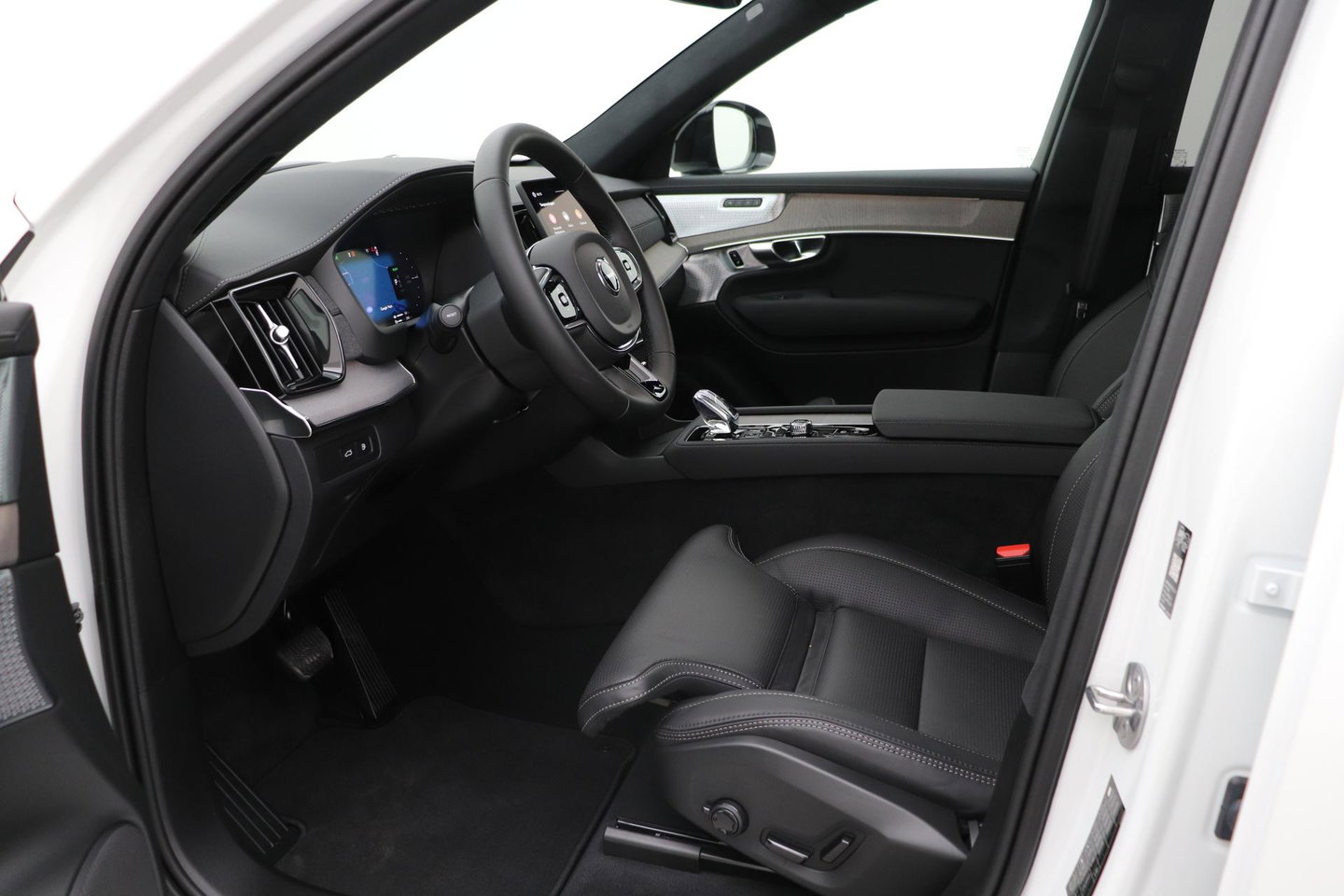 Volvo XC90 T8 Ultra Dark | Luchtvering | Bowers&Wilkins | 22 Inch | Panoramadak | Trekhaak | 360° Camera | Head-Up