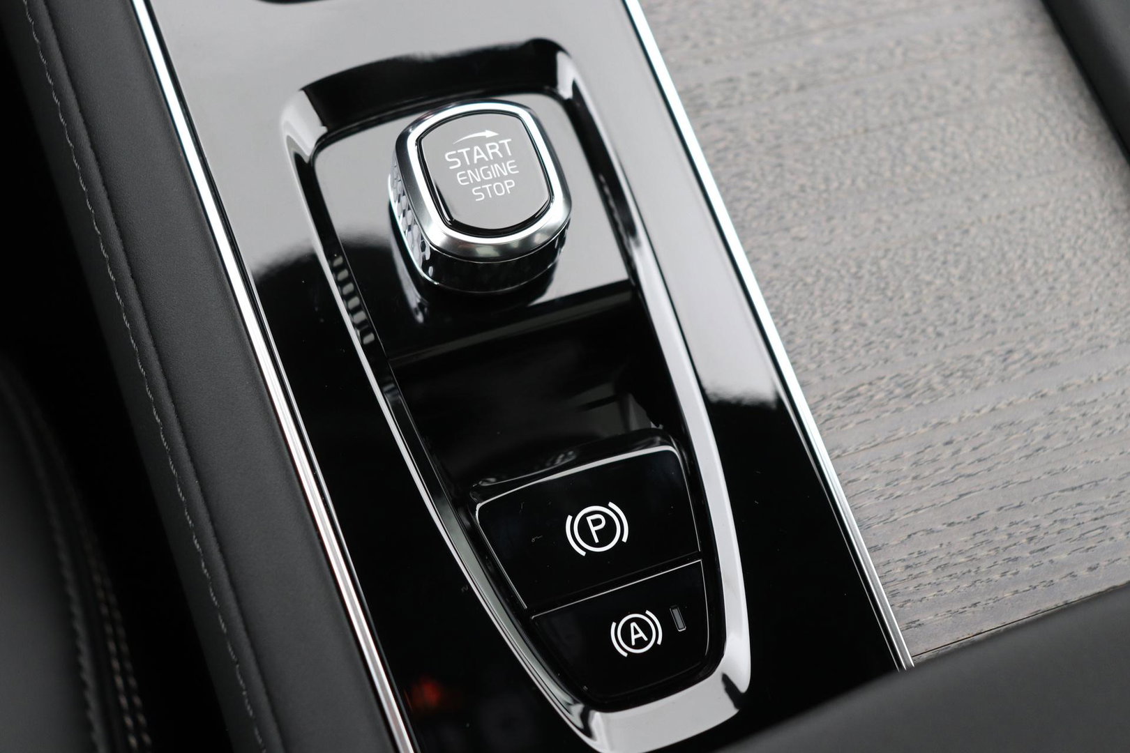 Volvo XC90 T8 Ultra Dark | Luchtvering | Bowers&Wilkins | 22 Inch | Panoramadak | Trekhaak | 360° Camera | Head-Up