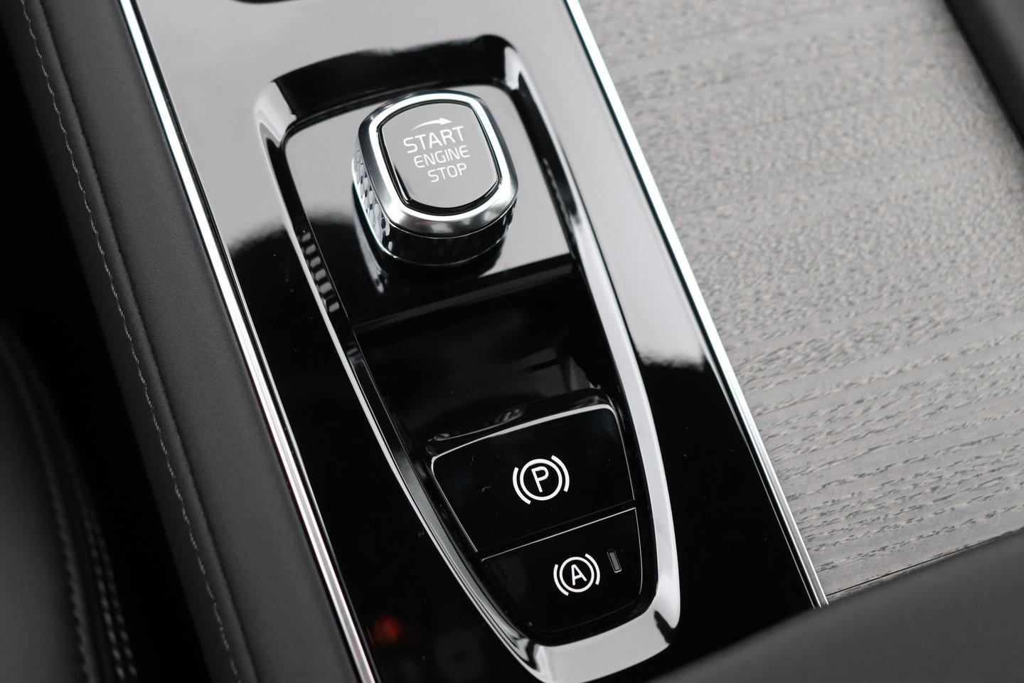 Volvo XC90 T8 Ultra Dark | Luchtvering | Bowers&Wilkins | 22 Inch | Panoramadak | Trekhaak | 360° Camera | Head-Up