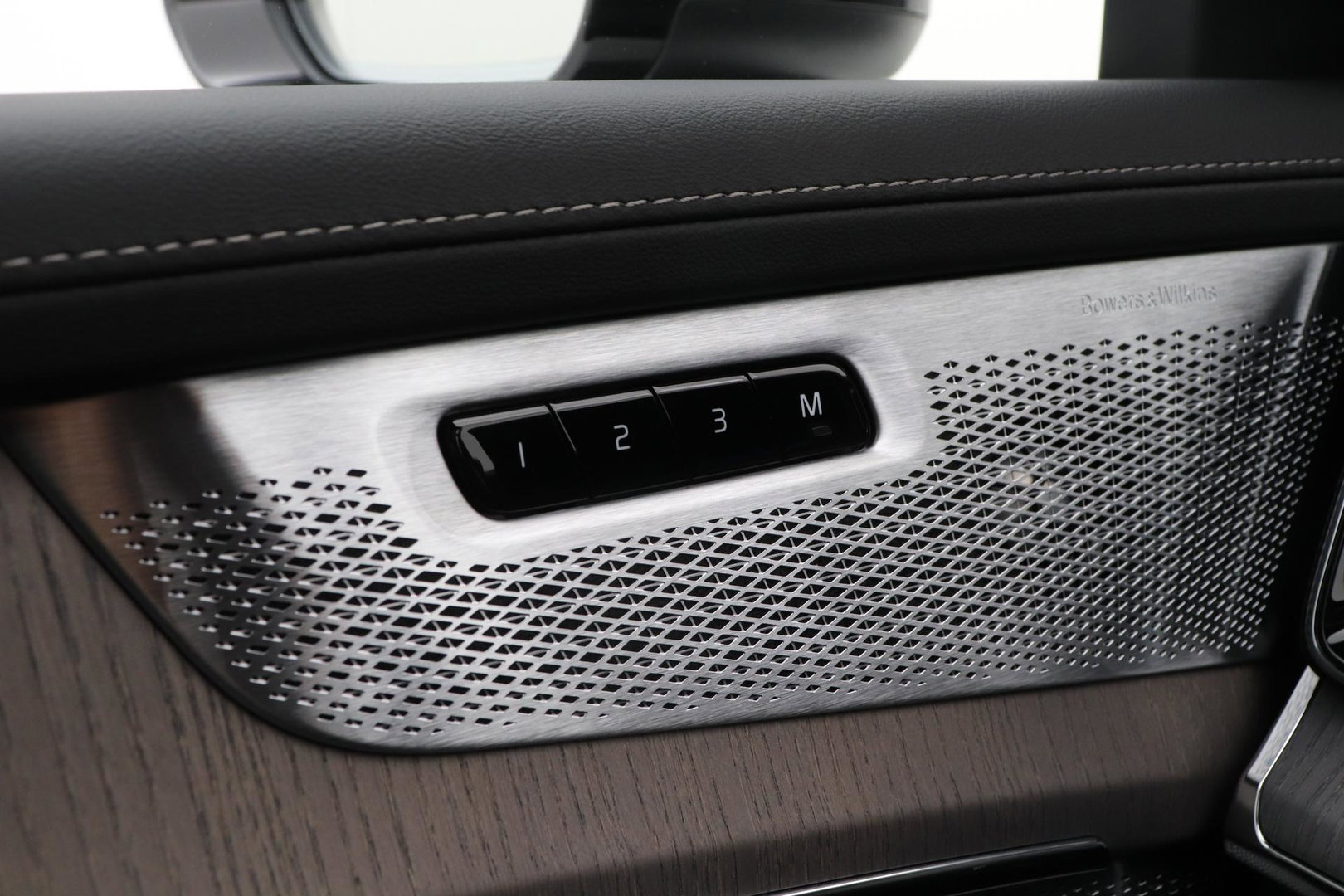 Volvo XC90 T8 Ultra Dark | Luchtvering | Bowers&Wilkins | 22 Inch | Panoramadak | Trekhaak | 360° Camera | Head-Up