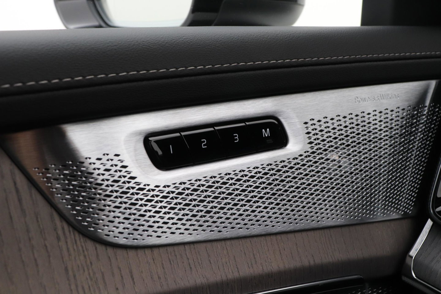 Volvo XC90 T8 Ultra Dark | Luchtvering | Bowers&Wilkins | 22 Inch | Panoramadak | Trekhaak | 360° Camera | Head-Up