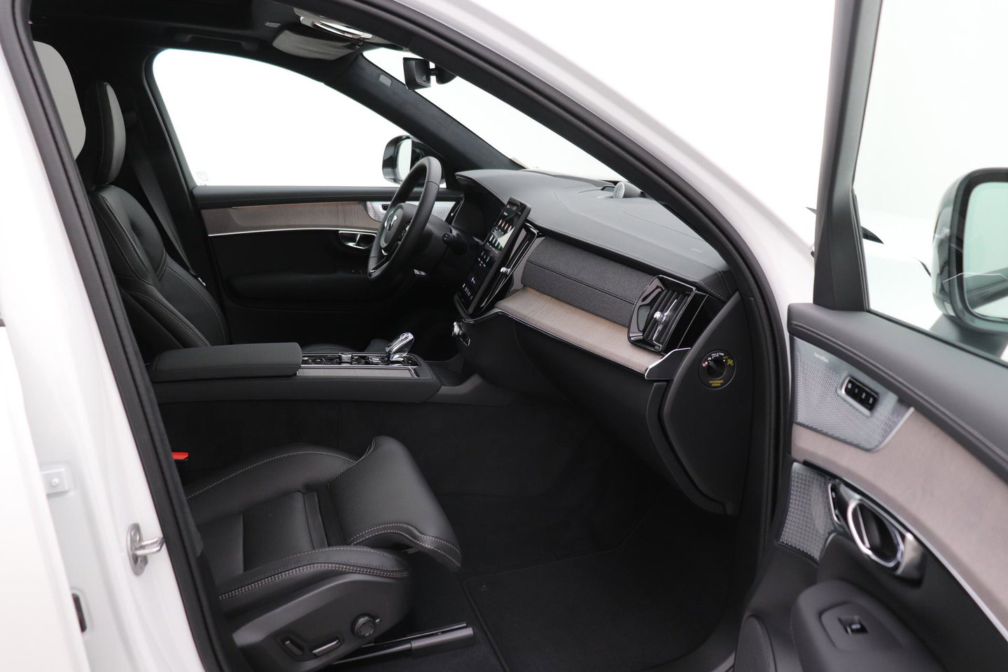 Volvo XC90 T8 Ultra Dark | Luchtvering | Bowers&Wilkins | 22 Inch | Panoramadak | Trekhaak | 360° Camera | Head-Up