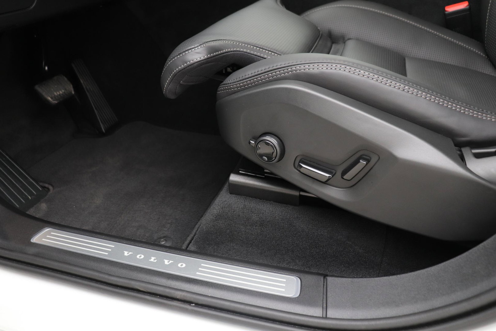 Volvo XC90 T8 Ultra Dark | Luchtvering | Bowers&Wilkins | 22 Inch | Panoramadak | Trekhaak | 360° Camera | Head-Up