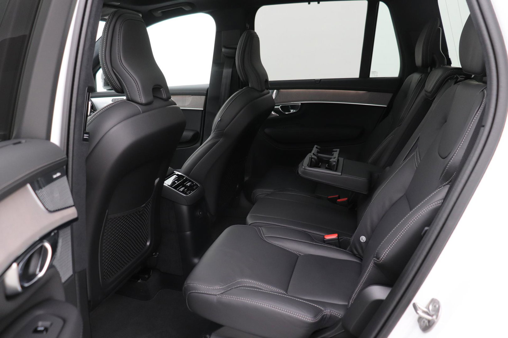 Volvo XC90 T8 Ultra Dark | Luchtvering | Bowers&Wilkins | 22 Inch | Panoramadak | Trekhaak | 360° Camera | Head-Up