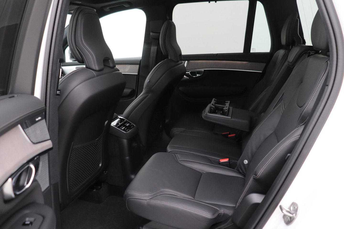 Volvo XC90 T8 Ultra Dark | Luchtvering | Bowers&Wilkins | 22 Inch | Panoramadak | Trekhaak | 360° Camera | Head-Up