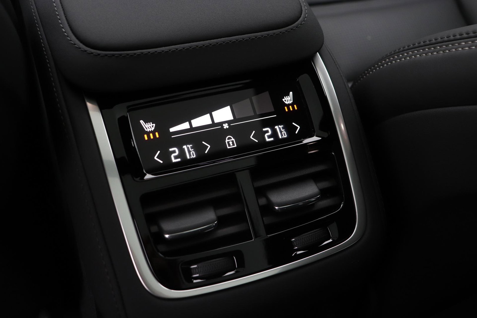 Volvo XC90 T8 Ultra Dark | Luchtvering | Bowers&Wilkins | 22 Inch | Panoramadak | Trekhaak | 360° Camera | Head-Up