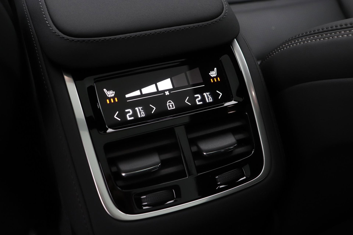 Volvo XC90 T8 Ultra Dark | Luchtvering | Bowers&Wilkins | 22 Inch | Panoramadak | Trekhaak | 360° Camera | Head-Up