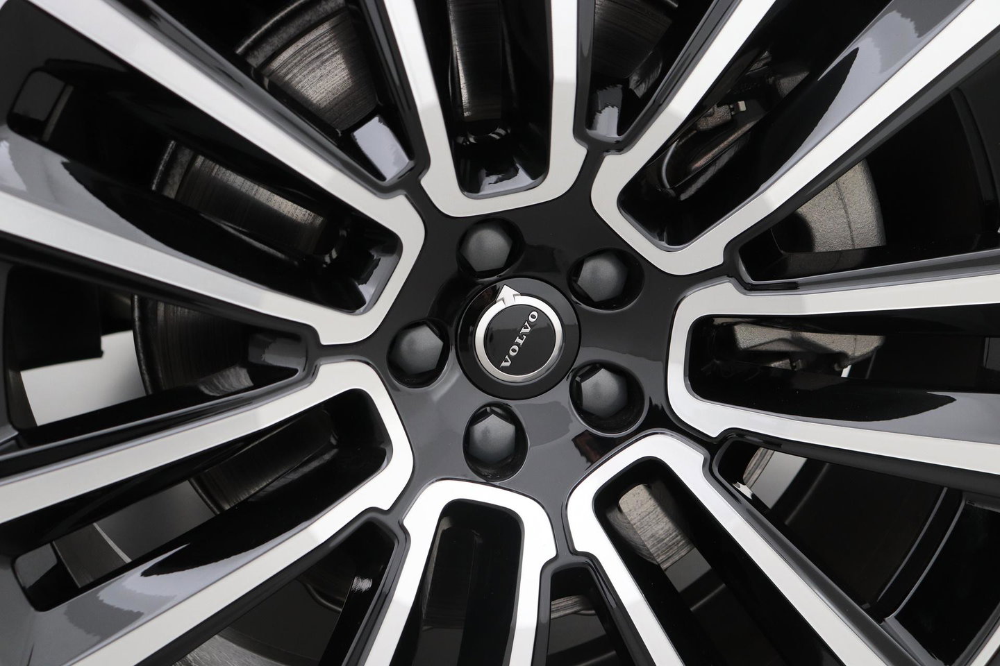 Volvo XC90 T8 Ultra Dark | Luchtvering | Bowers&Wilkins | 22 Inch | Panoramadak | Trekhaak | 360° Camera | Head-Up