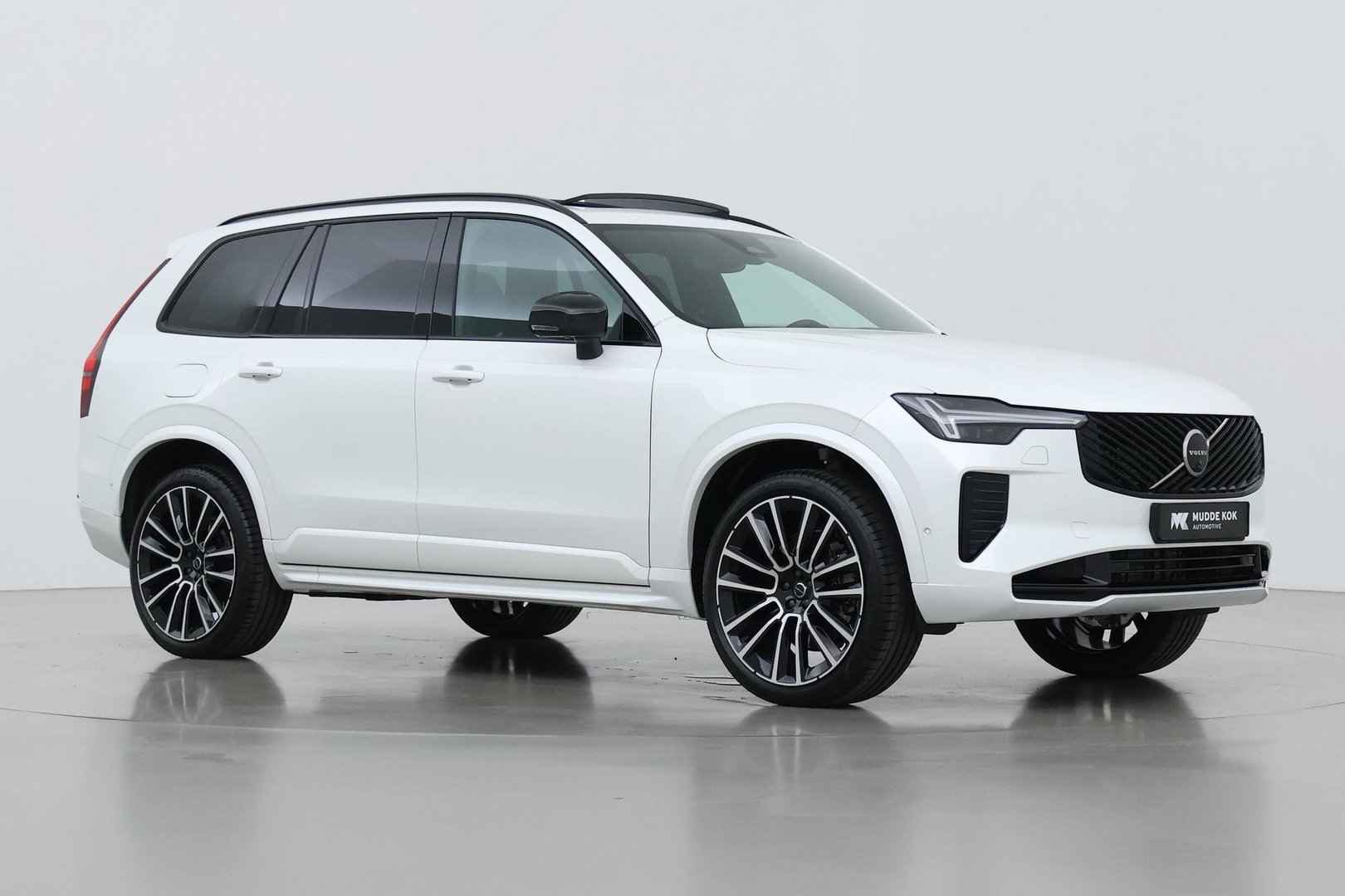 Volvo XC90 T8 Ultra Dark | Luchtvering | Bowers&Wilkins | 22 Inch | Panoramadak | Trekhaak | 360° Camera | Head-Up