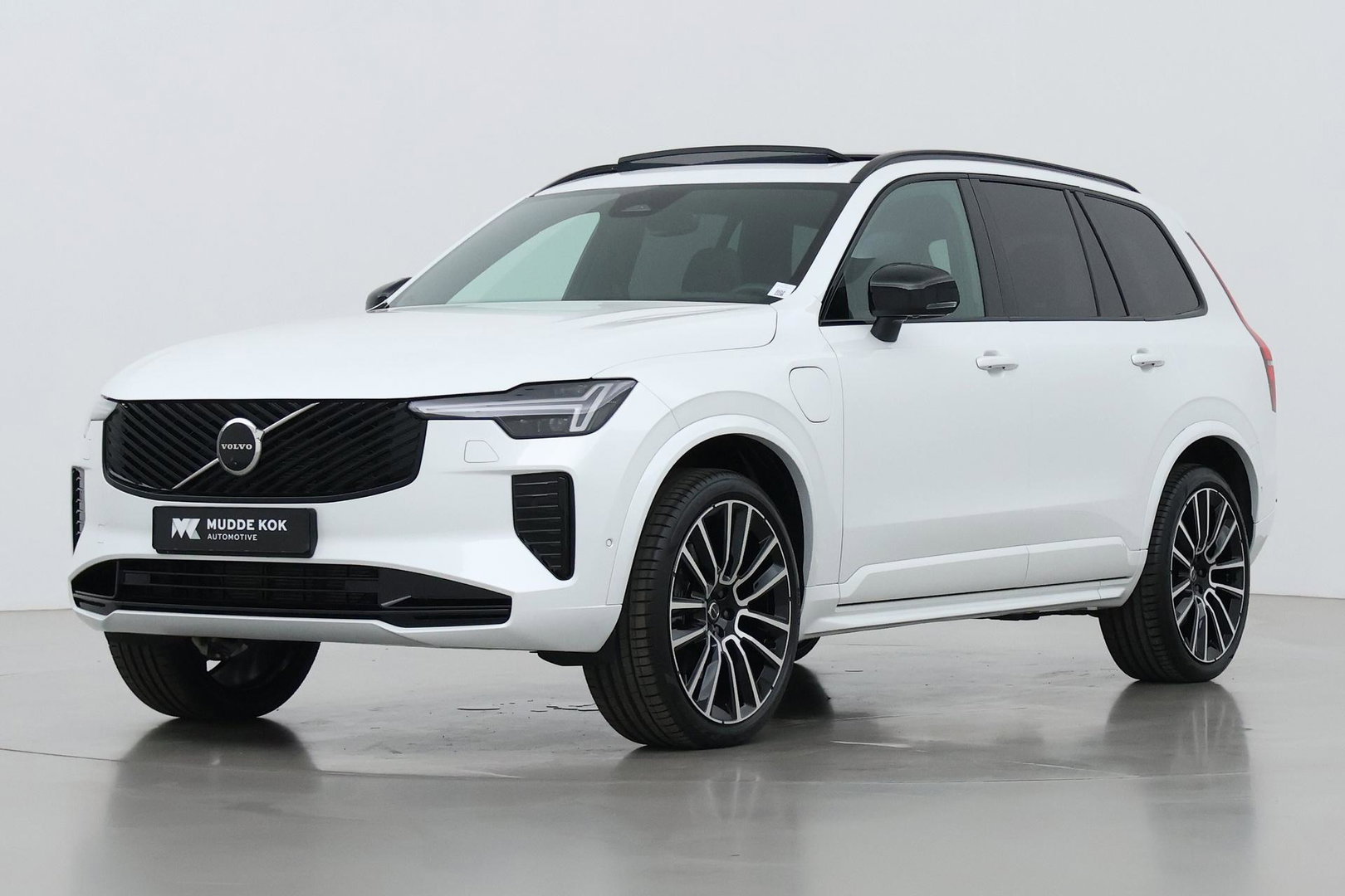 Volvo XC90 T8 Ultra Dark | Luchtvering | Bowers&Wilkins | 22 Inch | Panoramadak | Trekhaak | 360° Camera | Head-Up