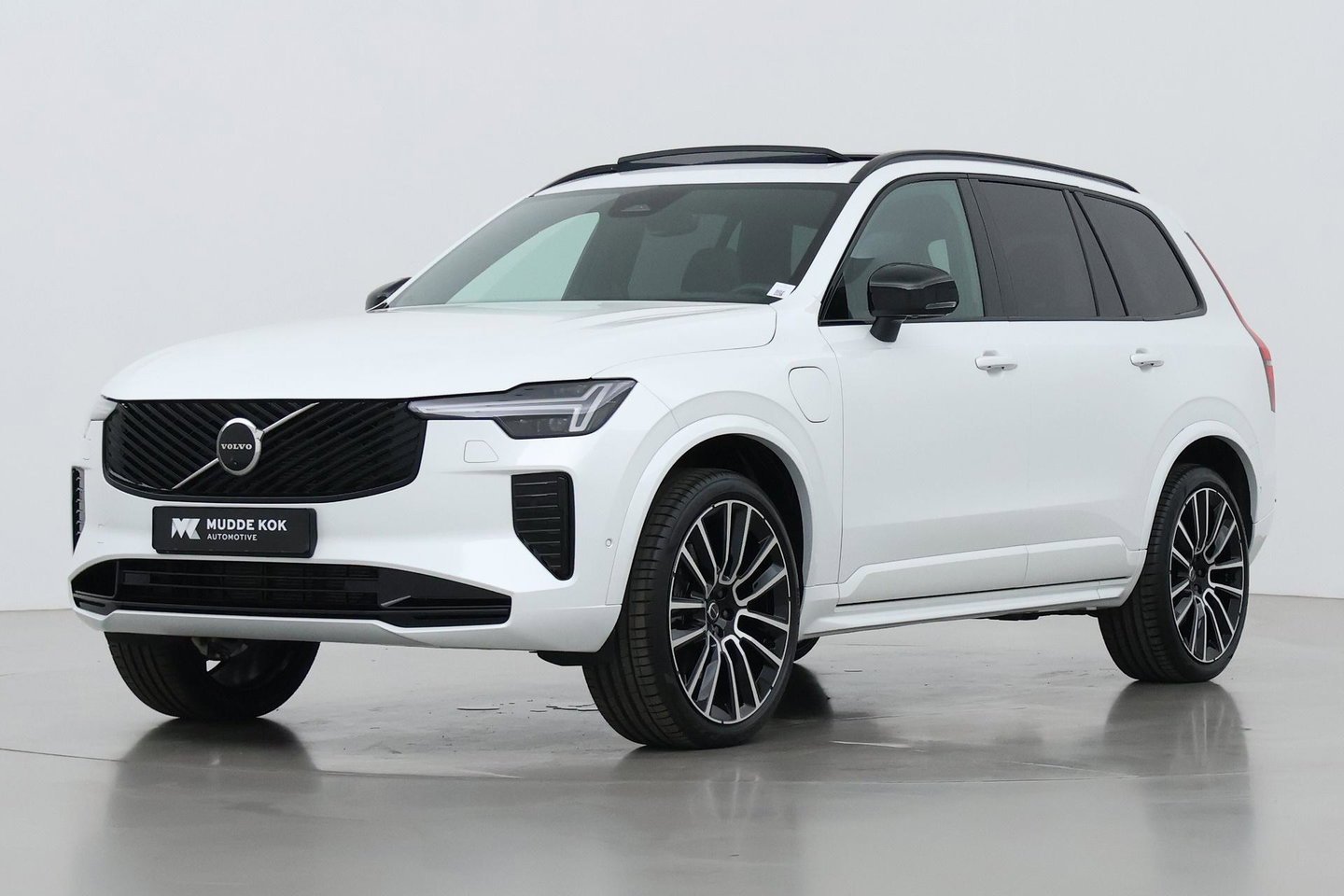 Volvo XC90 T8 Ultra Dark | Luchtvering | Bowers&Wilkins | 22 Inch | Panoramadak | Trekhaak | 360° Camera | Head-Up