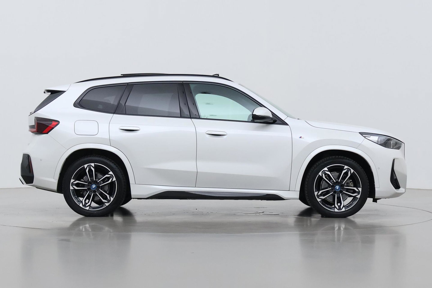 BMW iX1 xDrive30 67 kWh | M Sport | Harman/Kardon | Panoramadak | Adaptieve LED | Elektrische Sportstoelen | Keyless