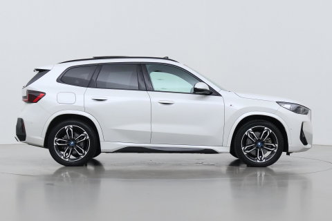 BMW iX1 xDrive30 67 kWh | M Sport | Harman/Kardon | Panoramadak | Adaptieve LED | Elektrische Sportstoelen | Keyless