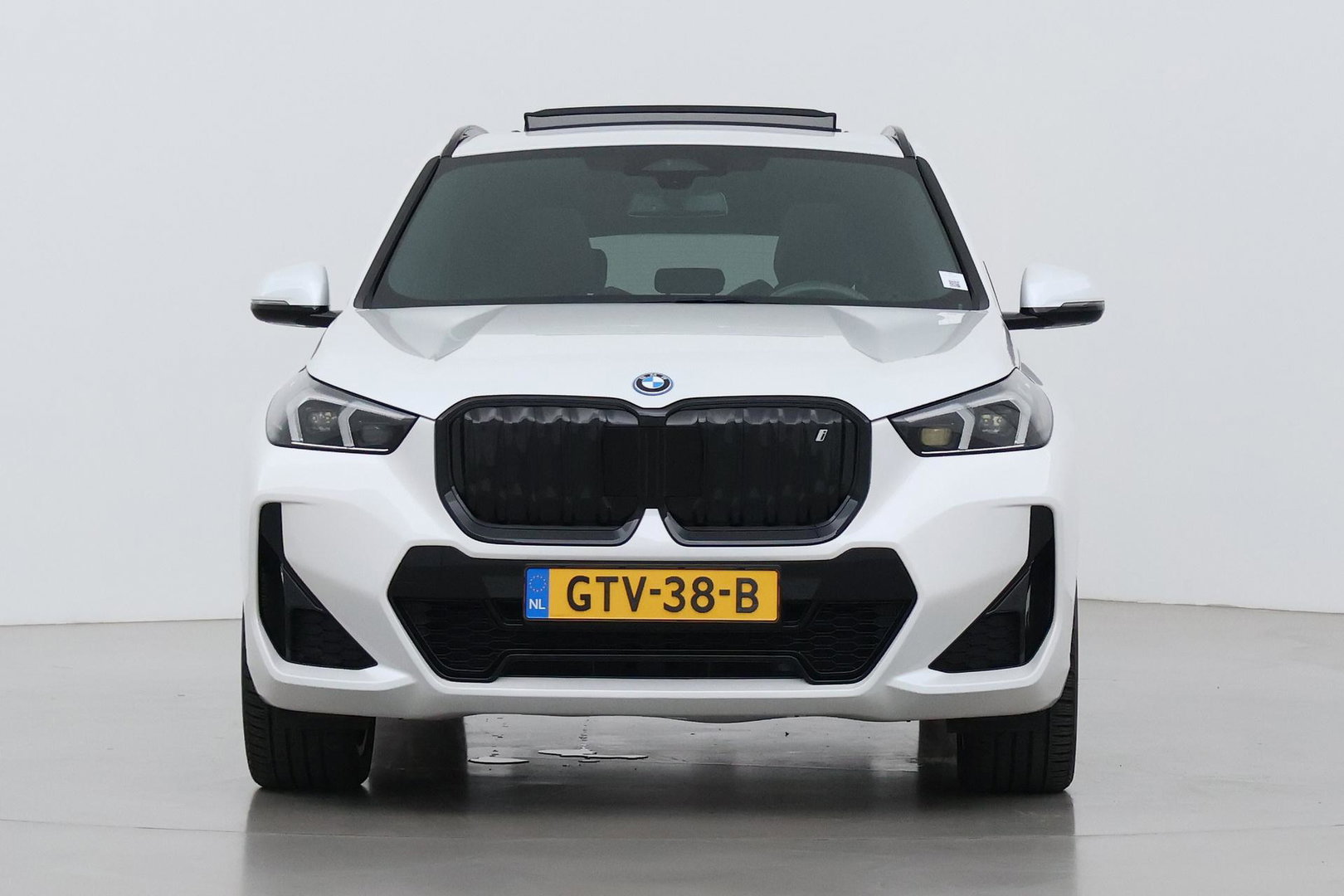 BMW iX1 xDrive30 67 kWh | M Sport | Harman/Kardon | Panoramadak | Adaptieve LED | Elektrische Sportstoelen | Keyless
