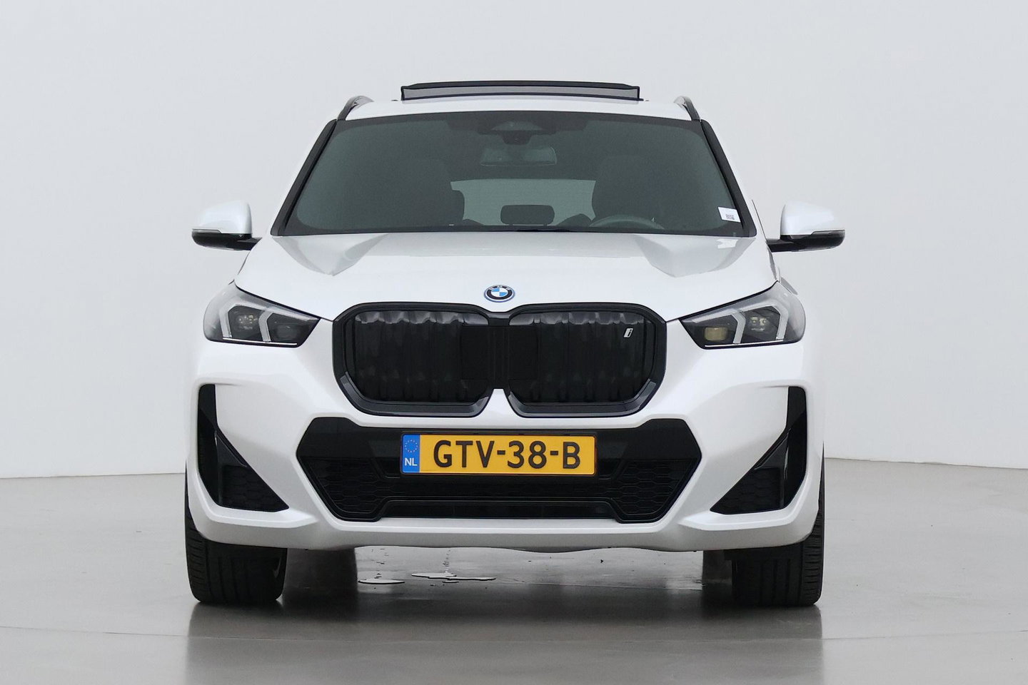 BMW iX1 xDrive30 67 kWh | M Sport | Harman/Kardon | Panoramadak | Adaptieve LED | Elektrische Sportstoelen | Keyless