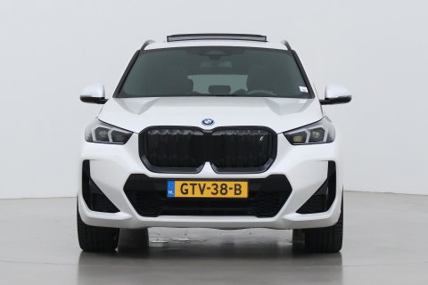 BMW iX1 xDrive30 67 kWh | M Sport | Harman/Kardon | Panoramadak | Adaptieve LED | Elektrische Sportstoelen | Keyless