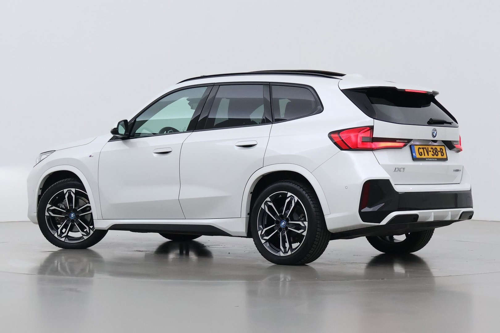 BMW iX1 xDrive30 67 kWh | M Sport | Harman/Kardon | Panoramadak | Adaptieve LED | Elektrische Sportstoelen | Keyless