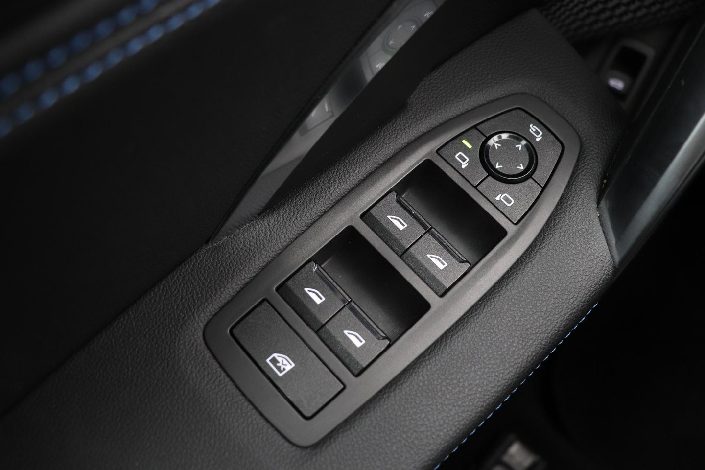 BMW iX1 xDrive30 67 kWh | M Sport | Harman/Kardon | Panoramadak | Adaptieve LED | Elektrische Sportstoelen | Keyless