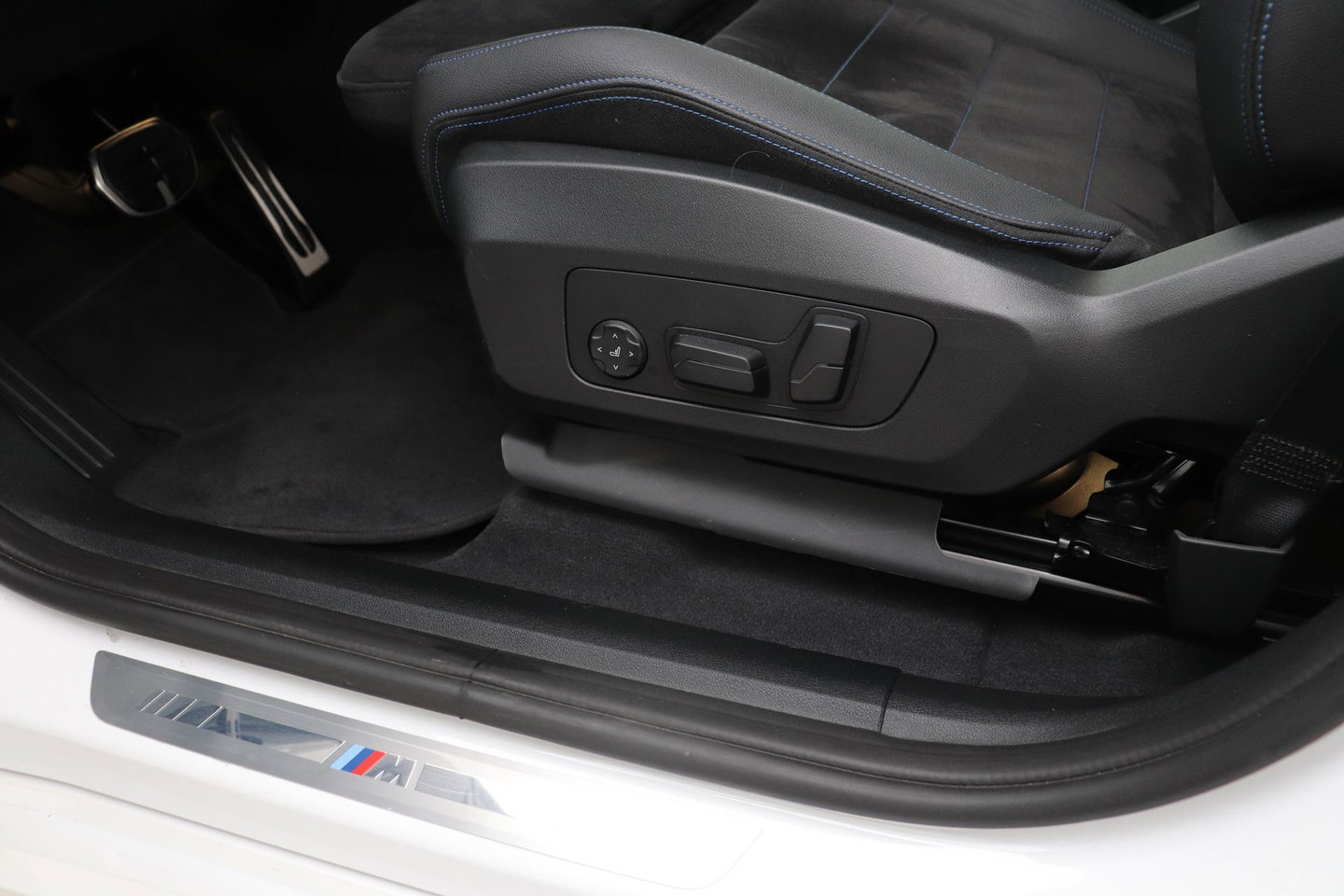 BMW iX1 xDrive30 67 kWh | M Sport | Harman/Kardon | Panoramadak | Adaptieve LED | Elektrische Sportstoelen | Keyless