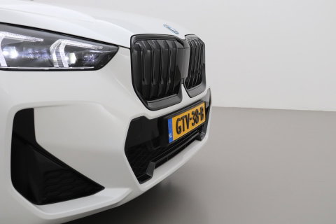 BMW iX1 xDrive30 67 kWh | M Sport | Harman/Kardon | Panoramadak | Adaptieve LED | Elektrische Sportstoelen | Keyless