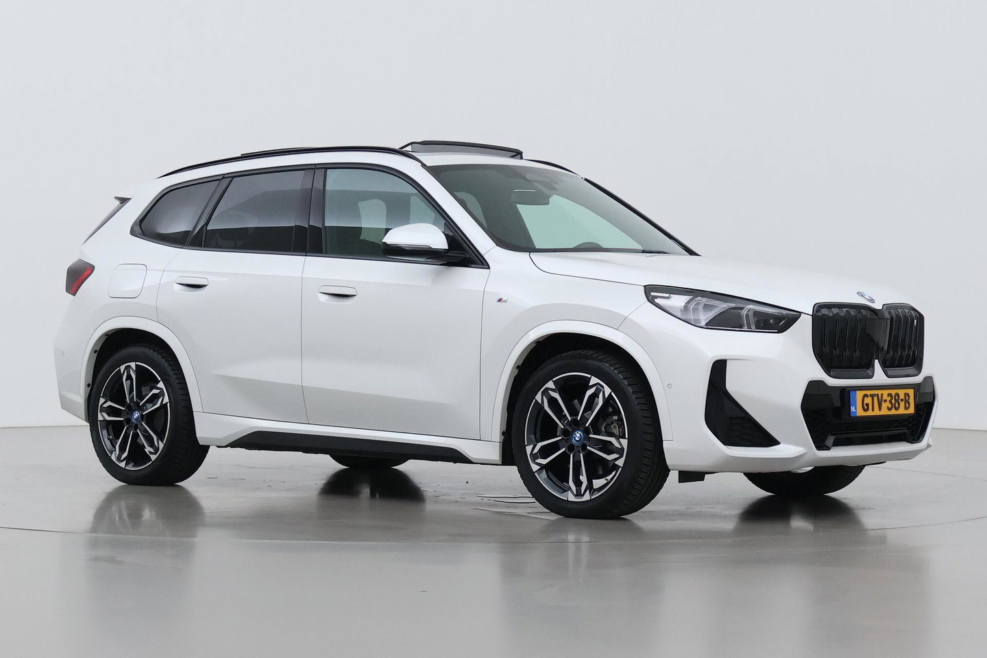 BMW iX1 xDrive30 67 kWh | M Sport | Harman/Kardon | Panoramadak | Adaptieve LED | Elektrische Sportstoelen | Keyless