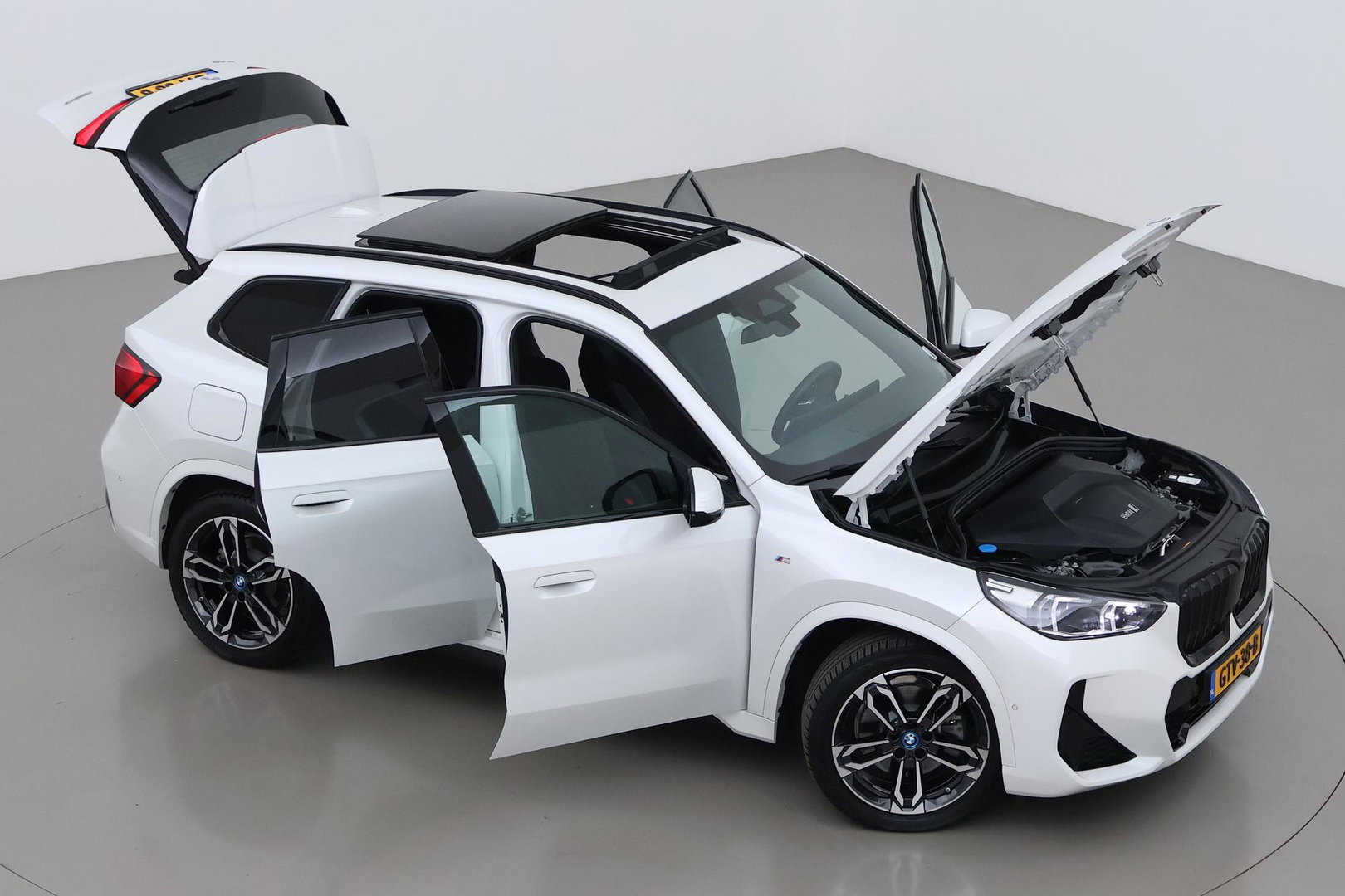 BMW iX1 xDrive30 67 kWh | M Sport | Harman/Kardon | Panoramadak | Adaptieve LED | Elektrische Sportstoelen | Keyless