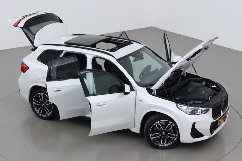 BMW iX1 xDrive30 67 kWh | M Sport | Harman/Kardon | Panoramadak | Adaptieve LED | Elektrische Sportstoelen | Keyless