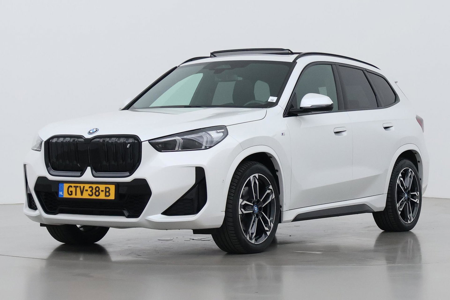 BMW iX1 xDrive30 67 kWh | M Sport | Harman/Kardon | Panoramadak | Adaptieve LED | Elektrische Sportstoelen | Keyless