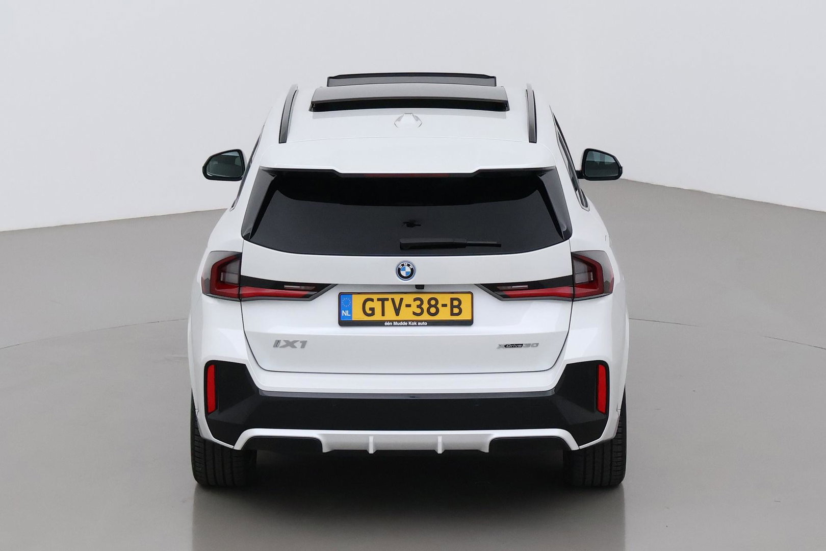 BMW iX1 xDrive30 67 kWh | M Sport | Harman/Kardon | Panoramadak | Adaptieve LED | Elektrische Sportstoelen | Keyless