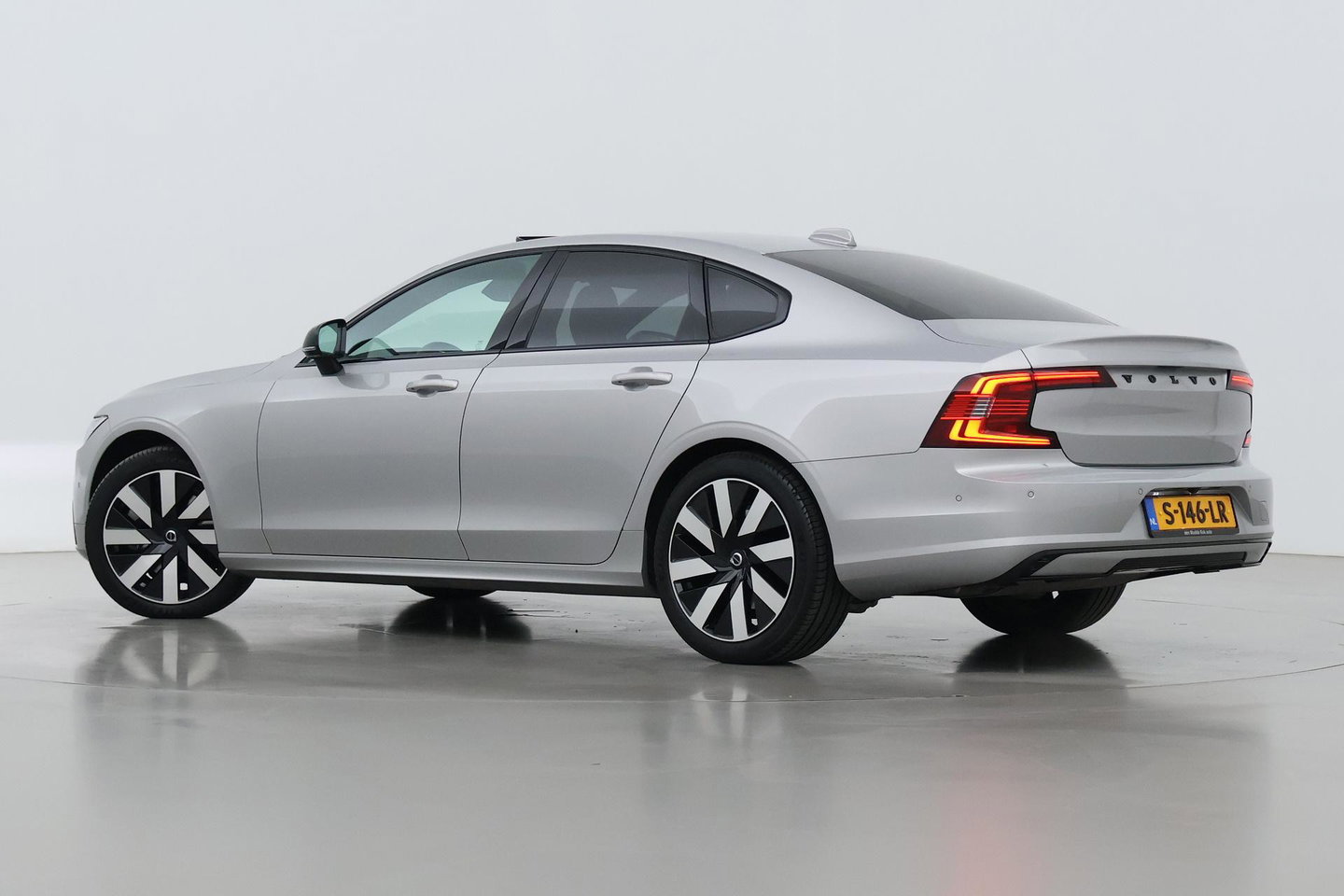 Volvo S90 2.0 B5 Ultimate Dark | Bowers&Wilkins | Luchtvering | Panoramadak | Trekhaak | 360° Camera | Head-Up | Stoel+Stuurverwarming | ACC