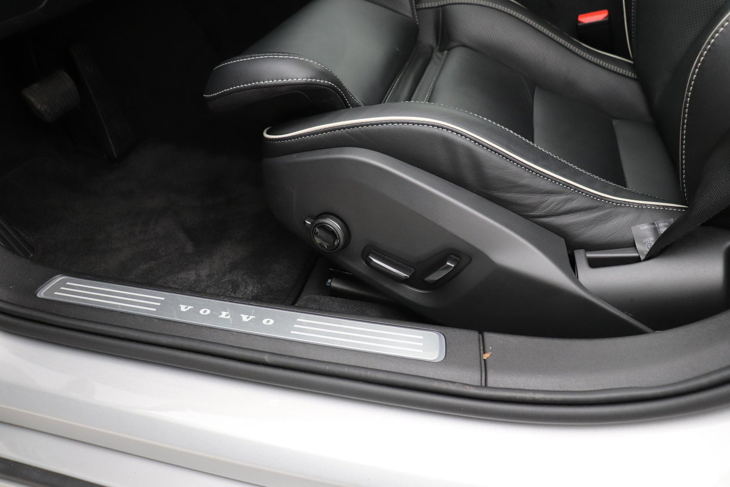 Volvo S90 2.0 B5 Ultimate Dark | Bowers&Wilkins | Luchtvering | Panoramadak | Trekhaak | 360° Camera | Head-Up | Stoel+Stuurverwarming | ACC