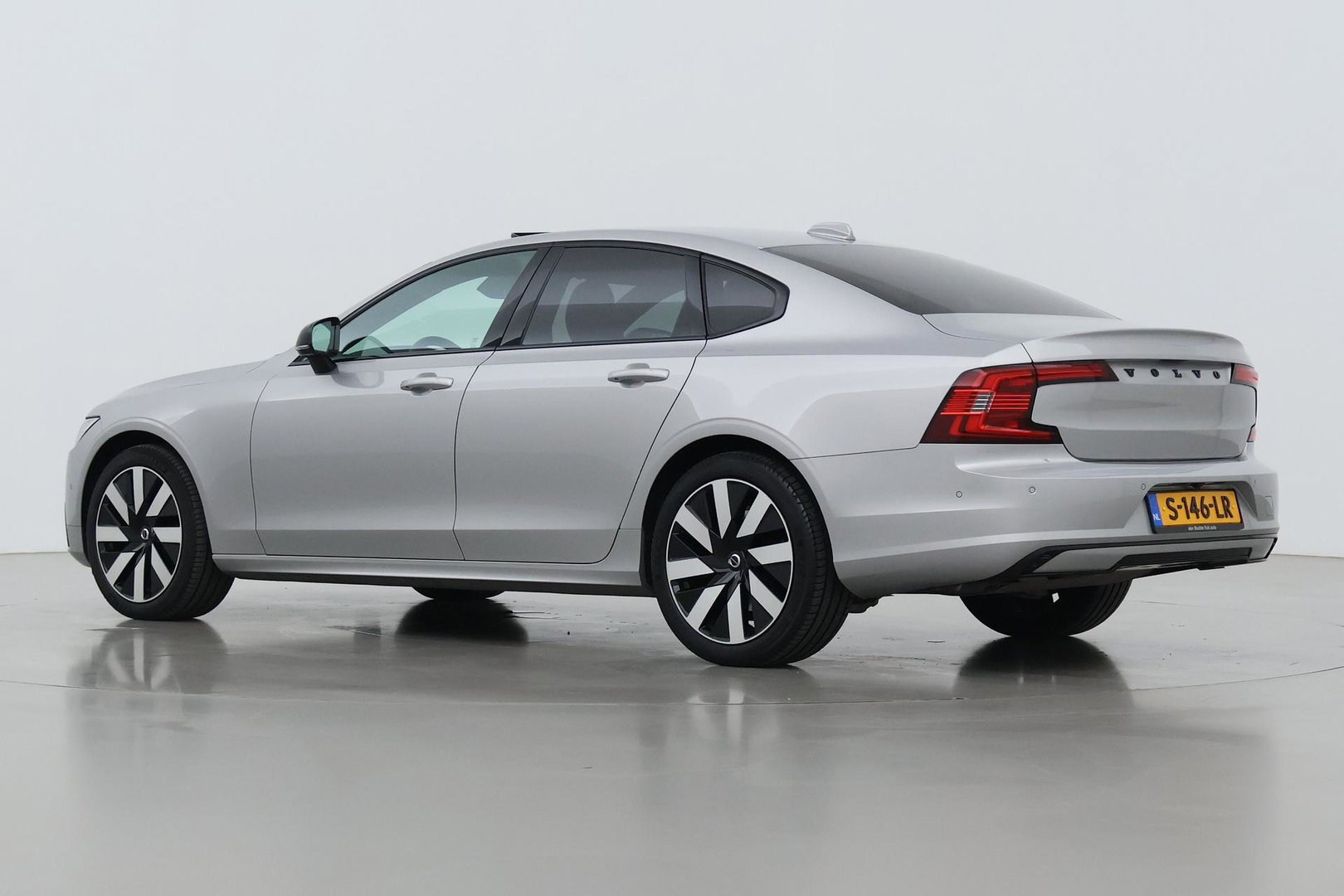 Volvo S90 2.0 B5 Ultimate Dark | Bowers&Wilkins | Luchtvering | Panoramadak | Trekhaak | 360° Camera | Head-Up | Stoel+Stuurverwarming | ACC