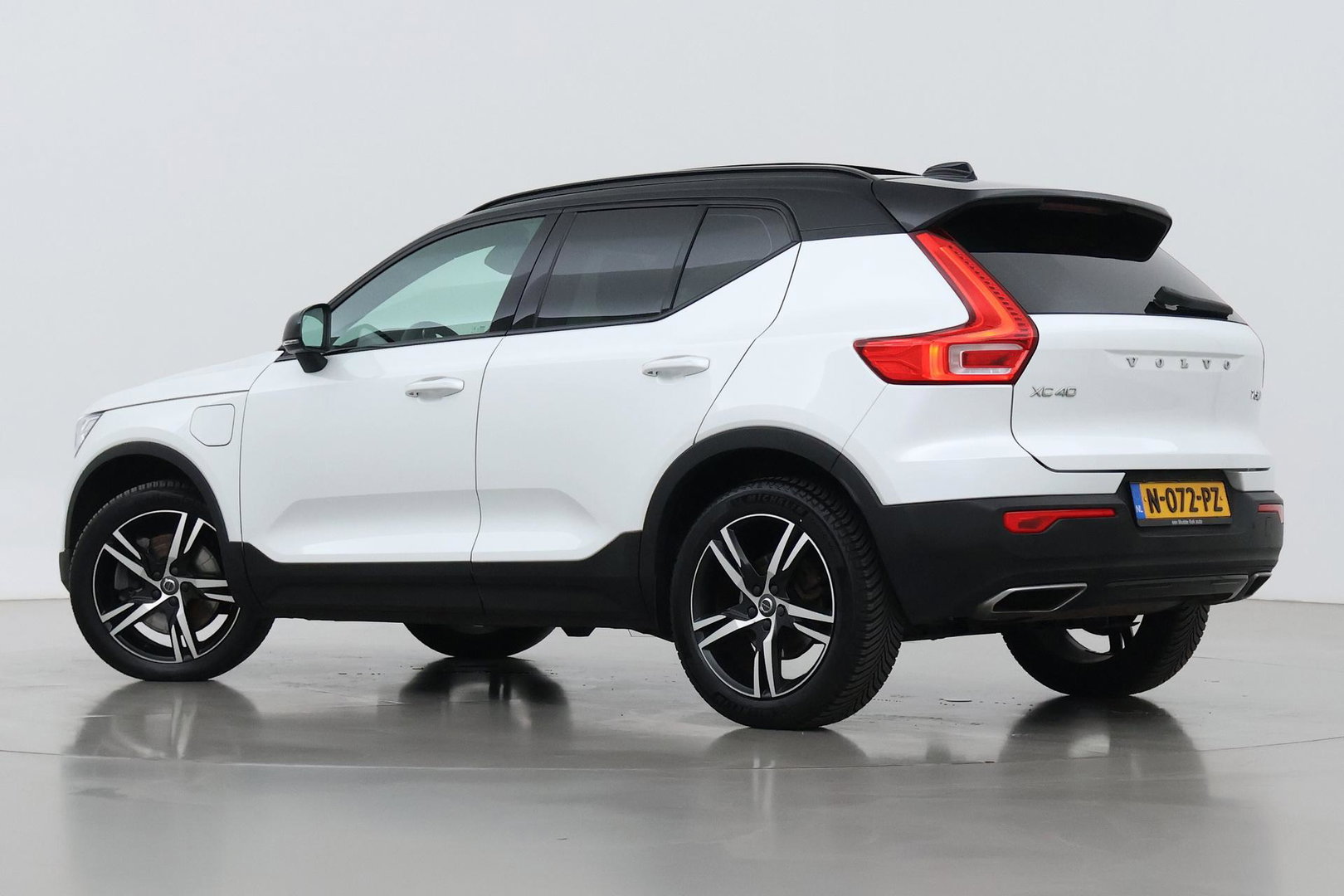 Volvo XC40 T5 Twin Engine R-Design | Harman/Kardon | Panoramadak | BLIS | Camera | Stoel+Stuurverwarming | Keyless | ACC | 19 Inch