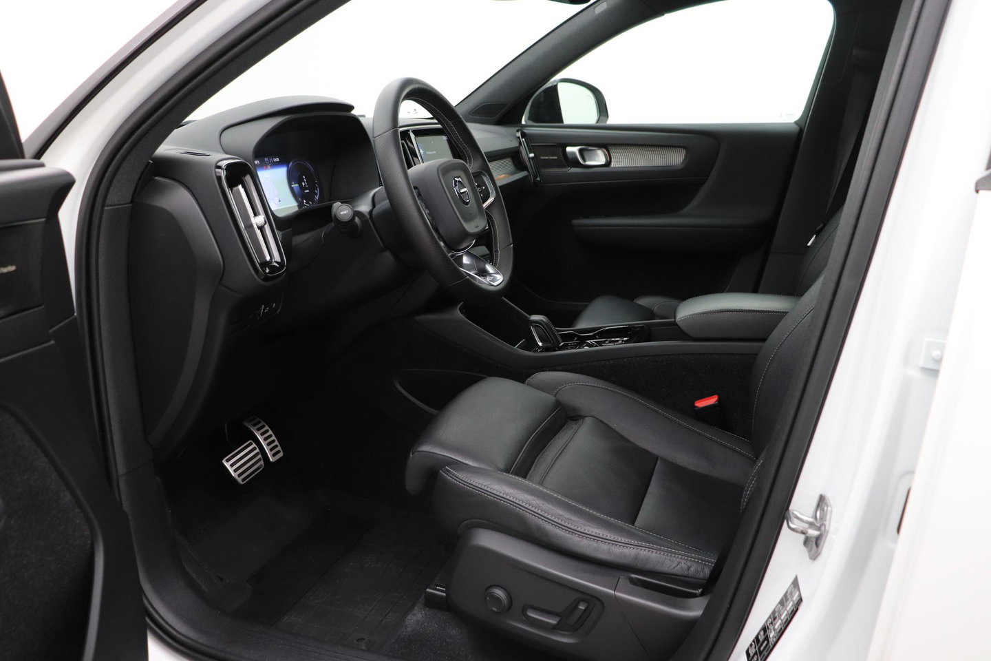 Volvo XC40 T5 Twin Engine R-Design | Harman/Kardon | Panoramadak | BLIS | Camera | Stoel+Stuurverwarming | Keyless | ACC | 19 Inch
