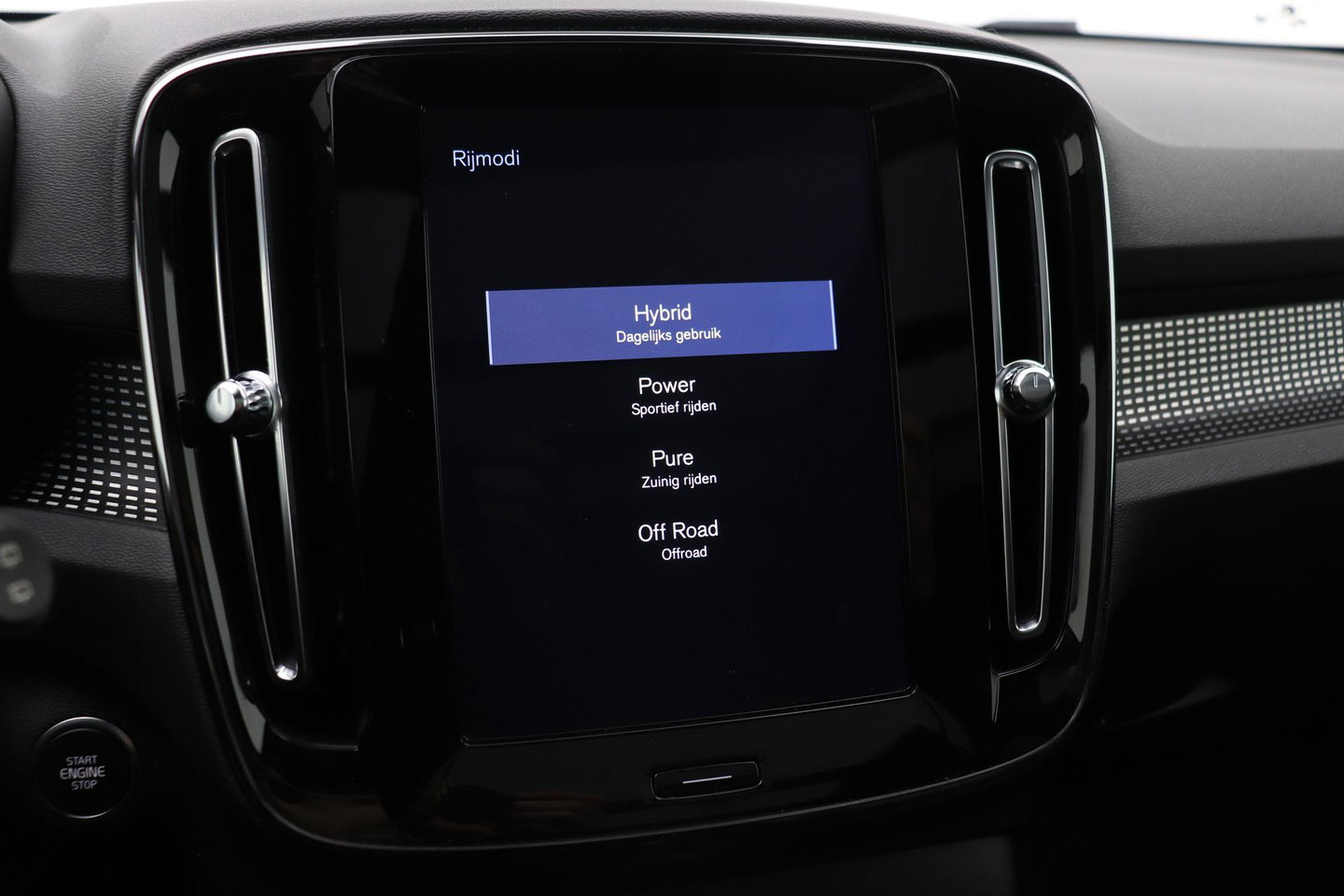 Volvo XC40 T5 Twin Engine R-Design | Harman/Kardon | Panoramadak | BLIS | Camera | Stoel+Stuurverwarming | Keyless | ACC | 19 Inch