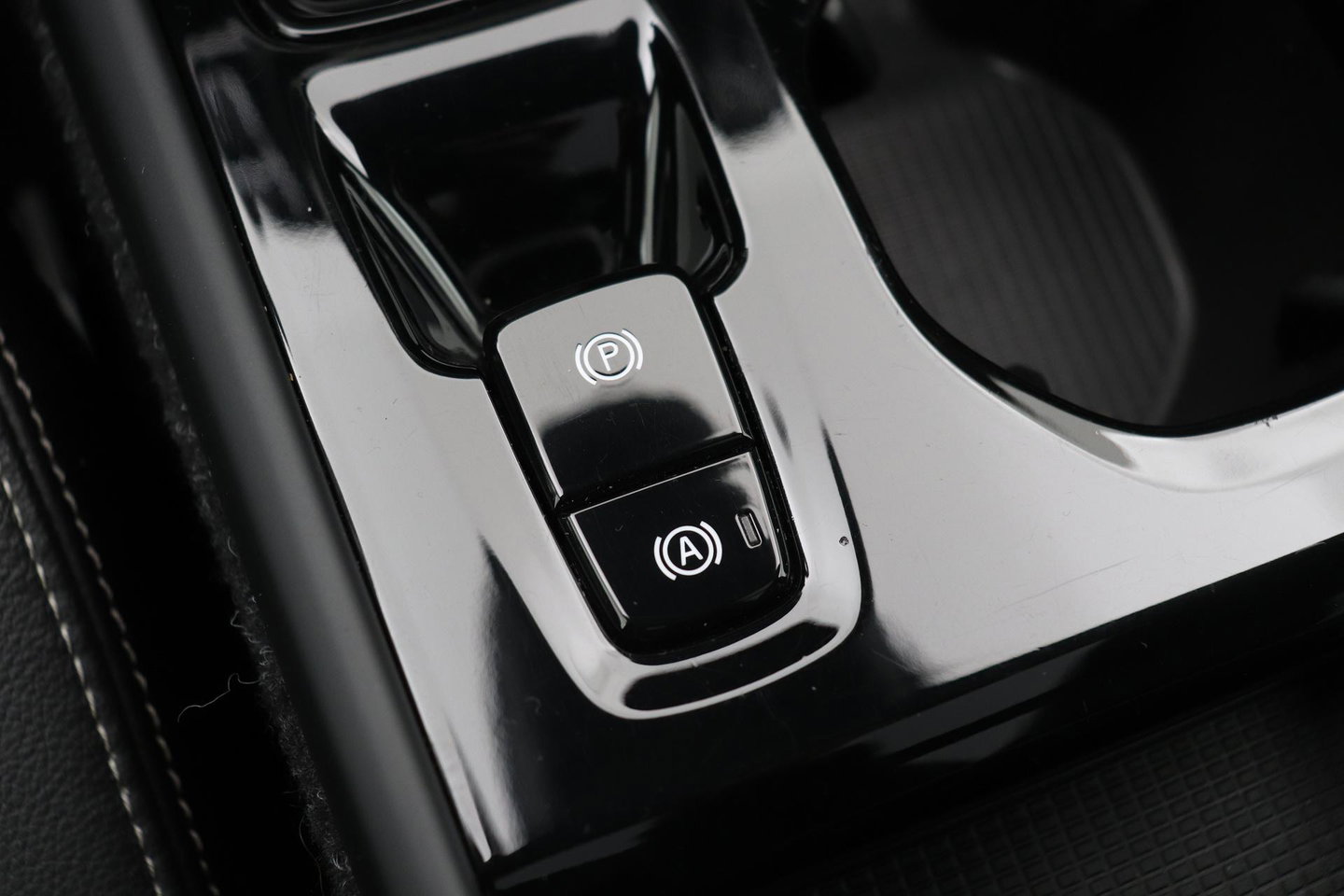 Volvo XC40 T5 Twin Engine R-Design | Harman/Kardon | Panoramadak | BLIS | Camera | Stoel+Stuurverwarming | Keyless | ACC | 19 Inch