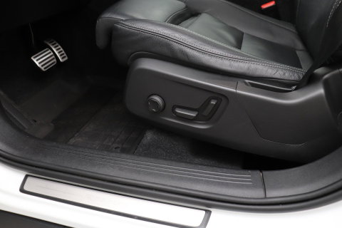 Volvo XC40 T5 Twin Engine R-Design | Harman/Kardon | Panoramadak | BLIS | Camera | Stoel+Stuurverwarming | Keyless | ACC | 19 Inch