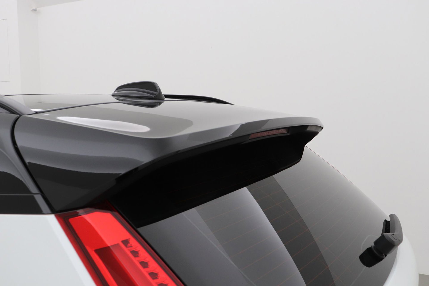 Volvo XC40 T5 Twin Engine R-Design | Harman/Kardon | Panoramadak | BLIS | Camera | Stoel+Stuurverwarming | Keyless | ACC | 19 Inch