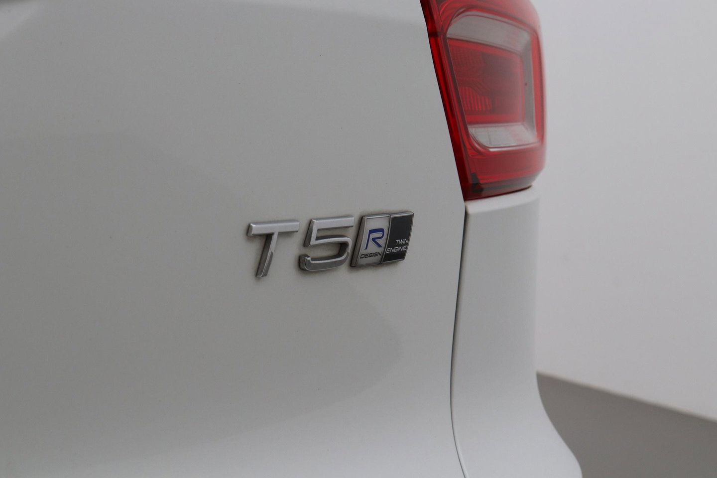 Volvo XC40 T5 Twin Engine R-Design | Harman/Kardon | Panoramadak | BLIS | Camera | Stoel+Stuurverwarming | Keyless | ACC | 19 Inch